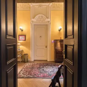 Apartment Italianway - Borgonuovo 12, Milan